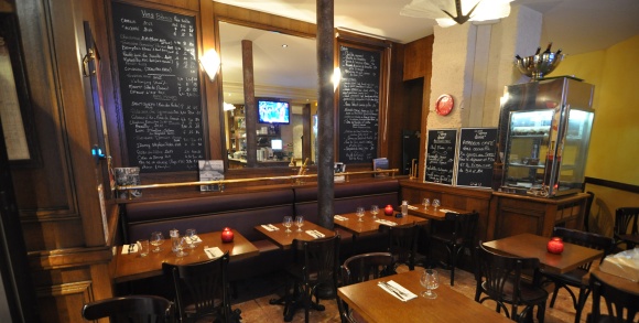 Restaurant Amadeus Café - Une salle typique de bistro parisien