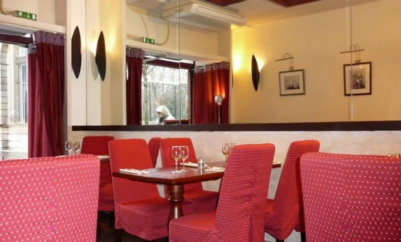 Restaurant Aux 2 Oliviers - Ambiance agréable et sièges confortables