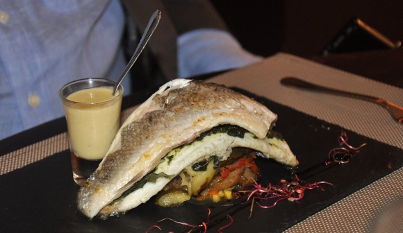 Restaurant Les Voiles - Filet de bar rôti piqué au basilic avec tian de légumes d'été et crème de kumbawa
