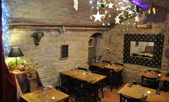 Restaurant Thaisil - La cave voutée est ravissante avec sa guirlande déco de saison réalisées aussi par le chef