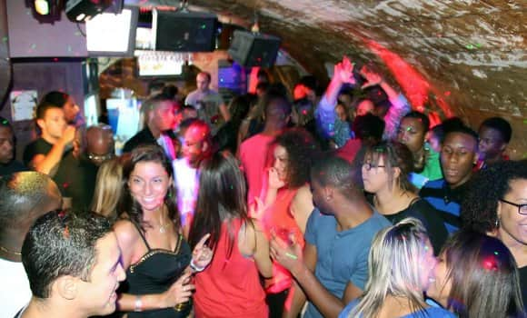 Restaurant Franais  Paris Frquence Caf | Cave voute avec animation DJ, club et Karaok